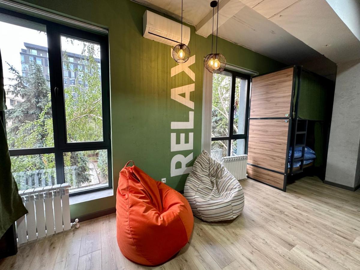 Izzzi Hostel Bisjkek Eksteriør billede