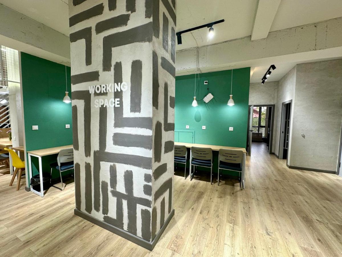 Izzzi Hostel Bisjkek Eksteriør billede
