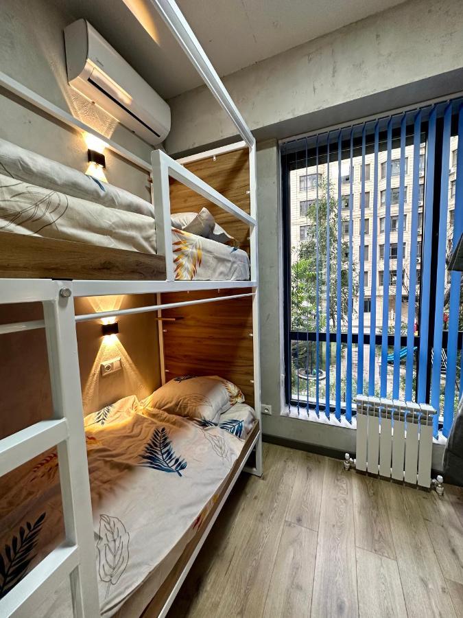Izzzi Hostel Bisjkek Eksteriør billede